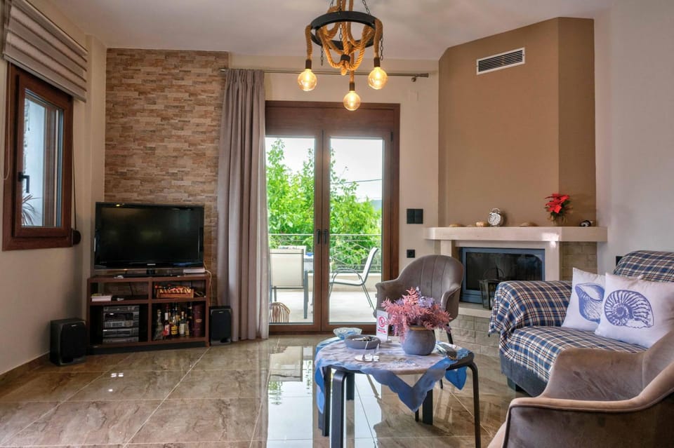 TV and multimedia, Living room, Seating area, fireplace