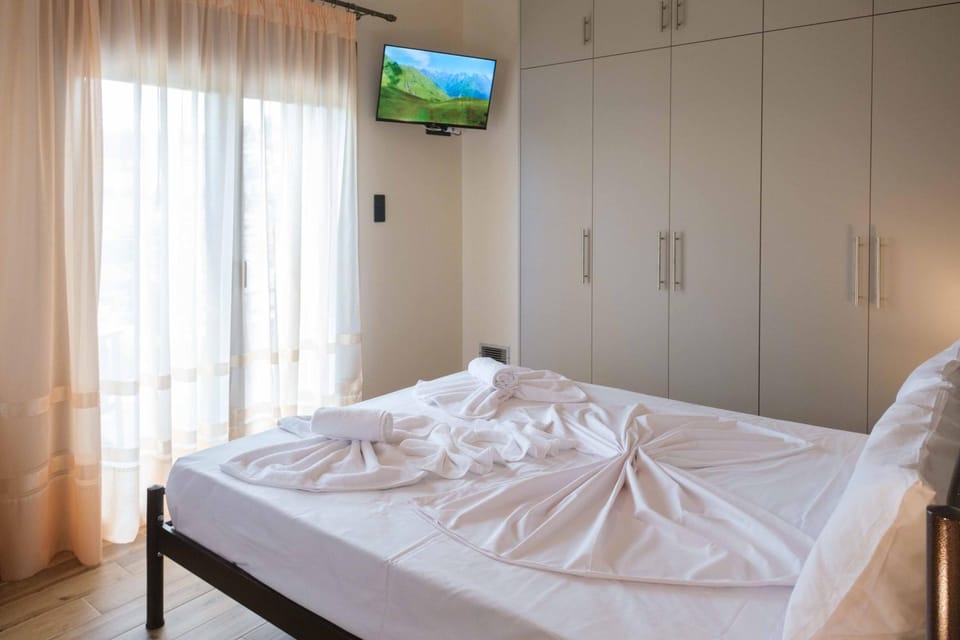 Bed, TV and multimedia, Bedroom