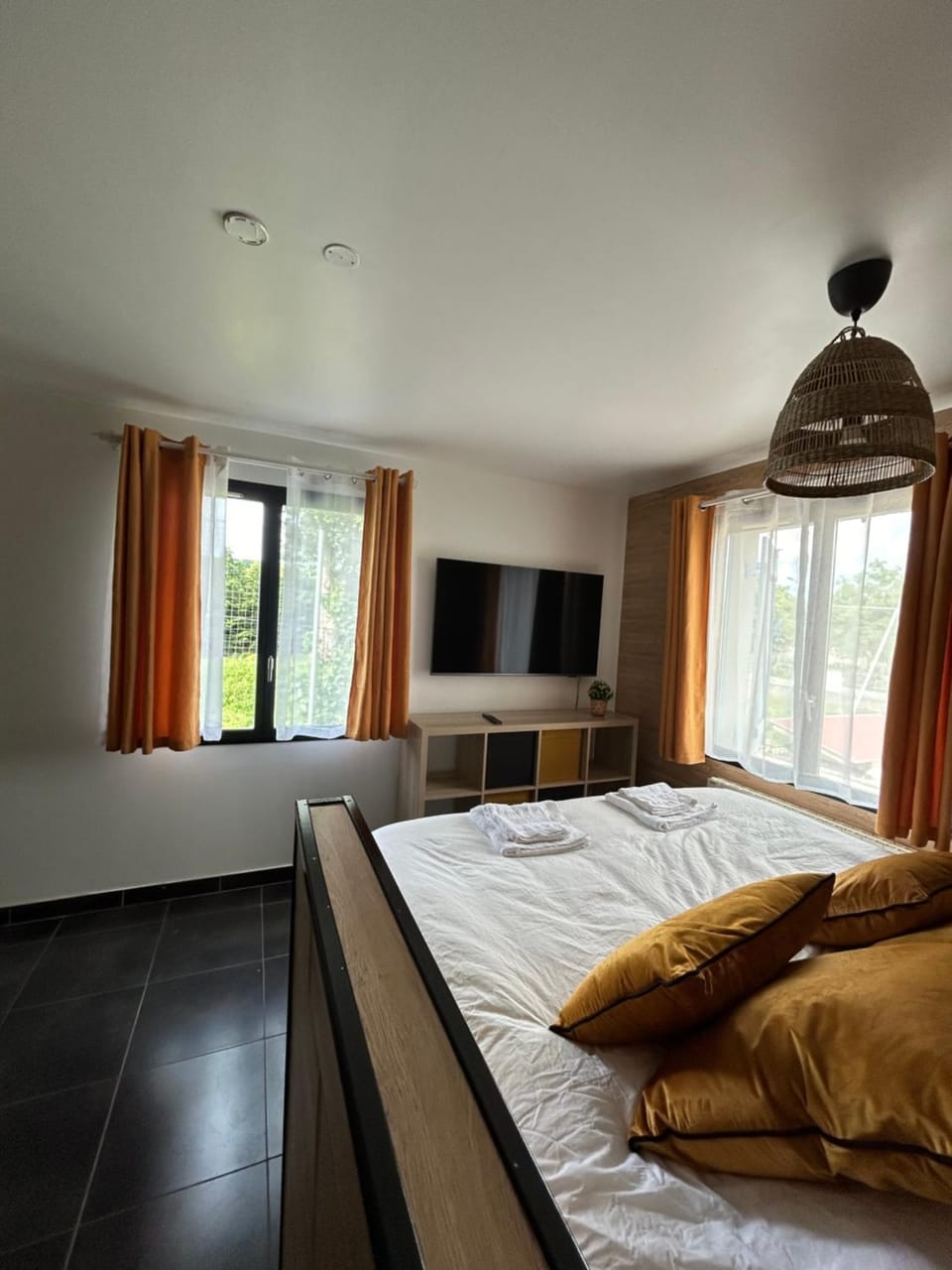 Bed, TV and multimedia, Photo of the whole room, Evening entertainment, Bedroom