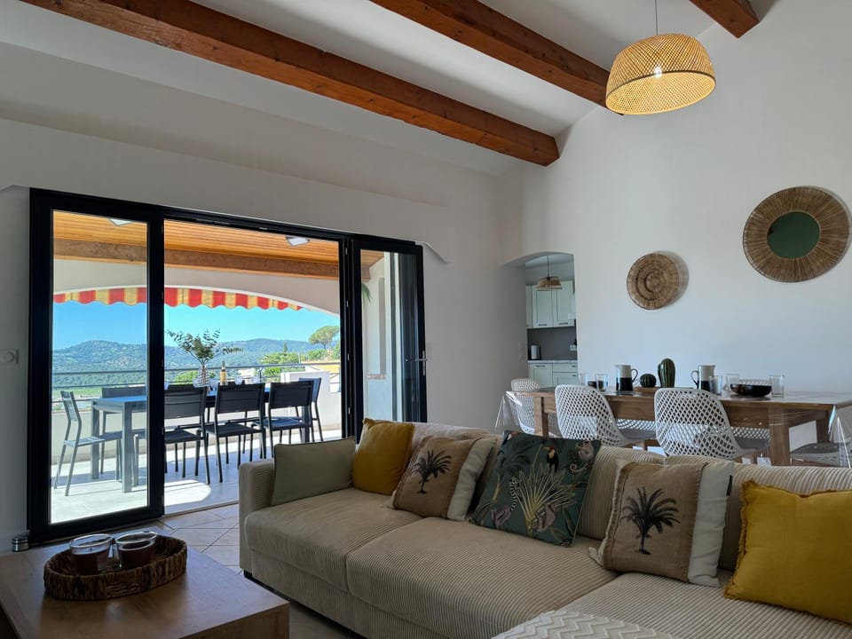 Patio, Natural landscape, View (from property/room), Balcony/Terrace, Living room, Seating area, Dining area, Sea view