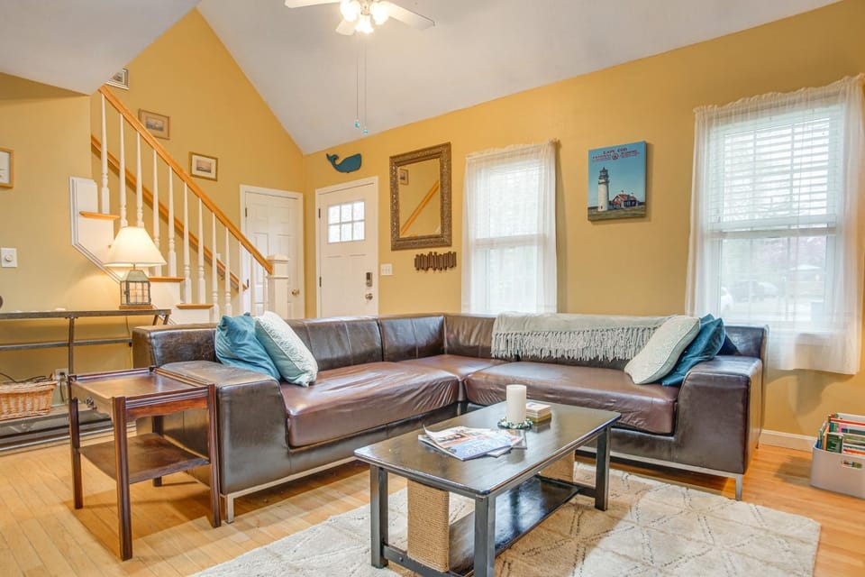 Beach and Lake Access: Family Getaway in Mashpee House in Mashpee