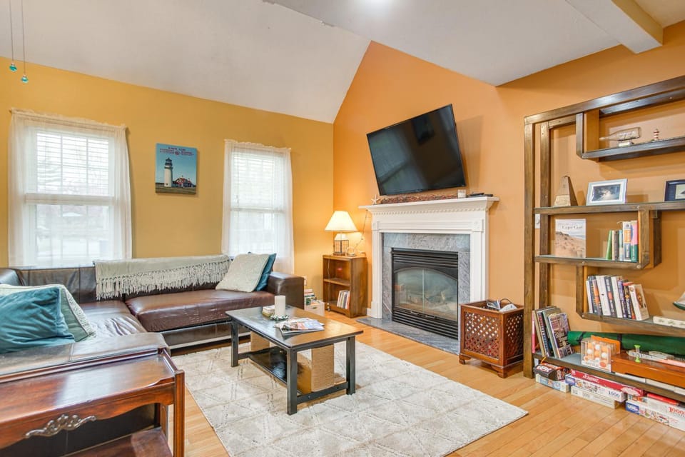 Beach and Lake Access: Family Getaway in Mashpee House in Mashpee