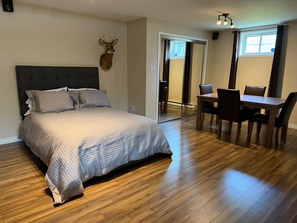 Lovely cottage with heated swimming pool House in Quebec City