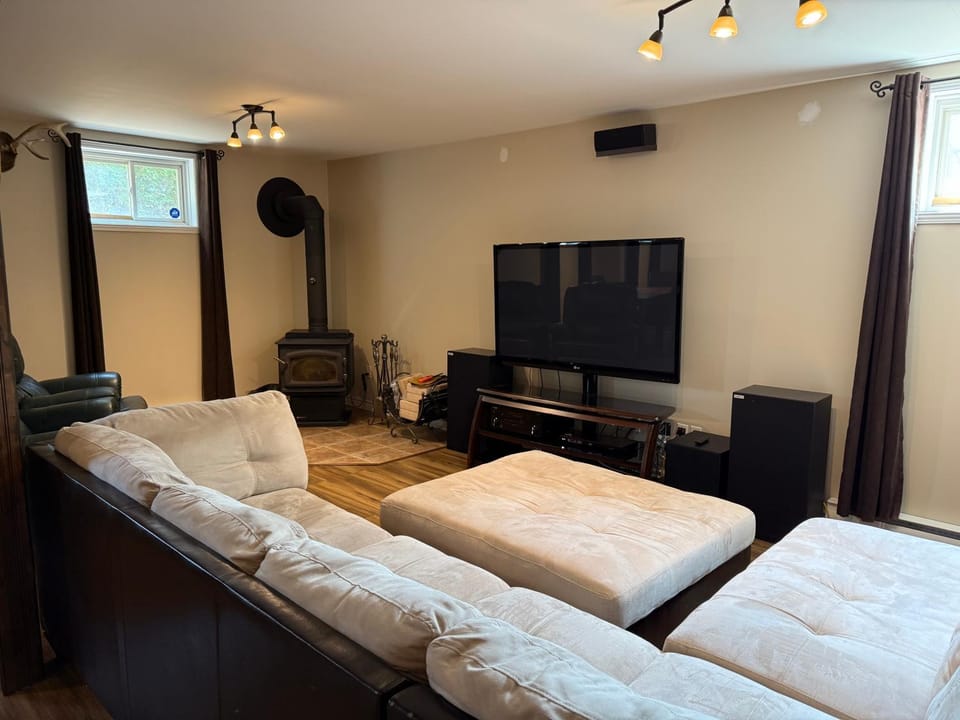 Lovely cottage with heated swimming pool House in Quebec City