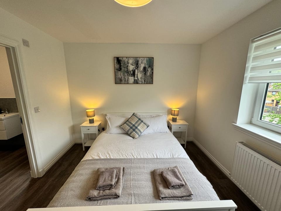 Bed, Bedroom, towels