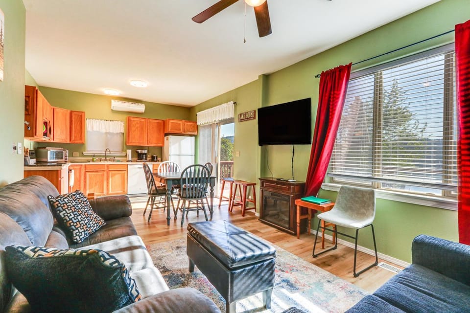 Harrison Home with Grill and Lake Views Walk to Town! House in Harrison