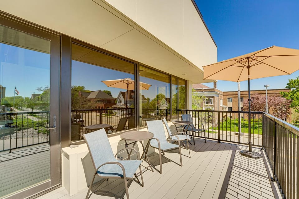 Downtown Grand Haven Condo - Walk to Boardwalk! House in Grand Haven