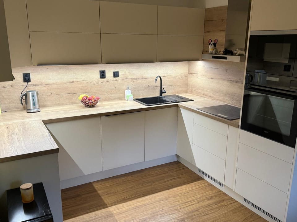 Coffee/tea facilities, Kitchen or kitchenette, stove, toaster