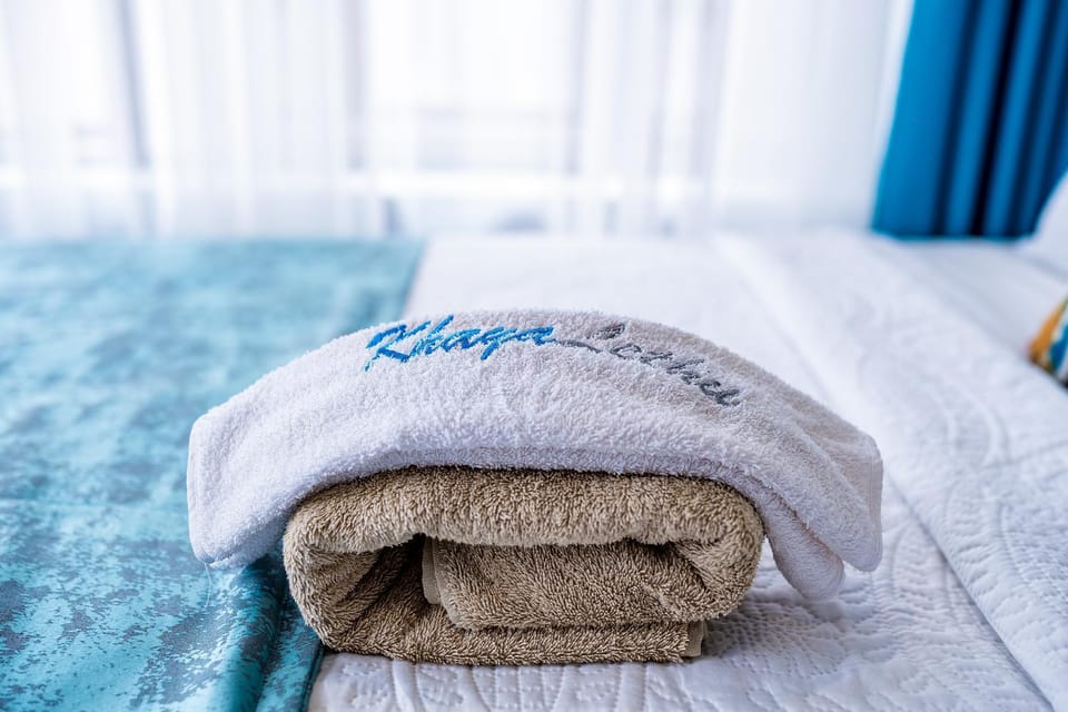 Bed, towels