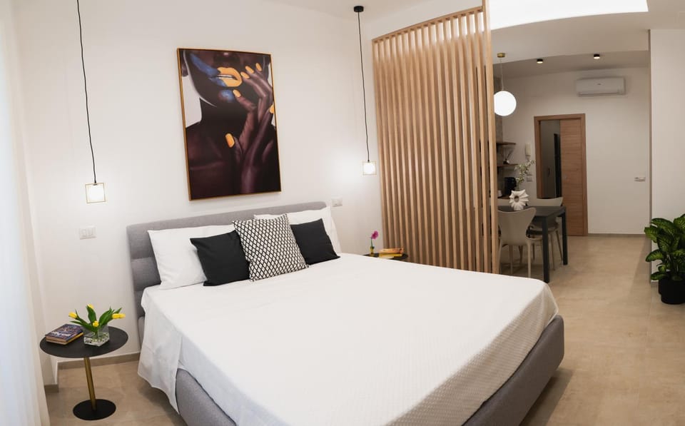 Photo of the whole room, Bedroom