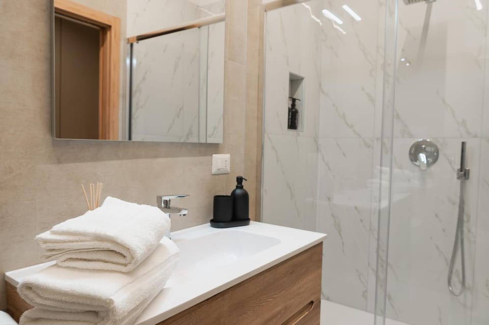 Shower, Bathroom, towels