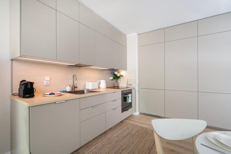 Coffee/tea facilities, Kitchen or kitchenette, stove