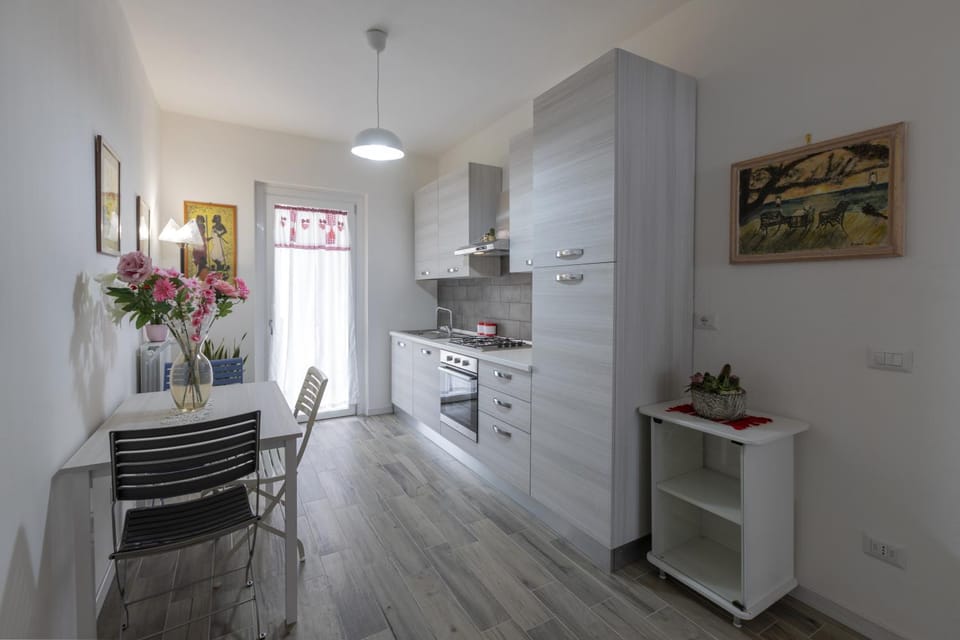 Kitchen or kitchenette, Dining area, stove