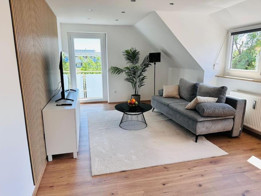TV and multimedia, Living room, Seating area, Garden view