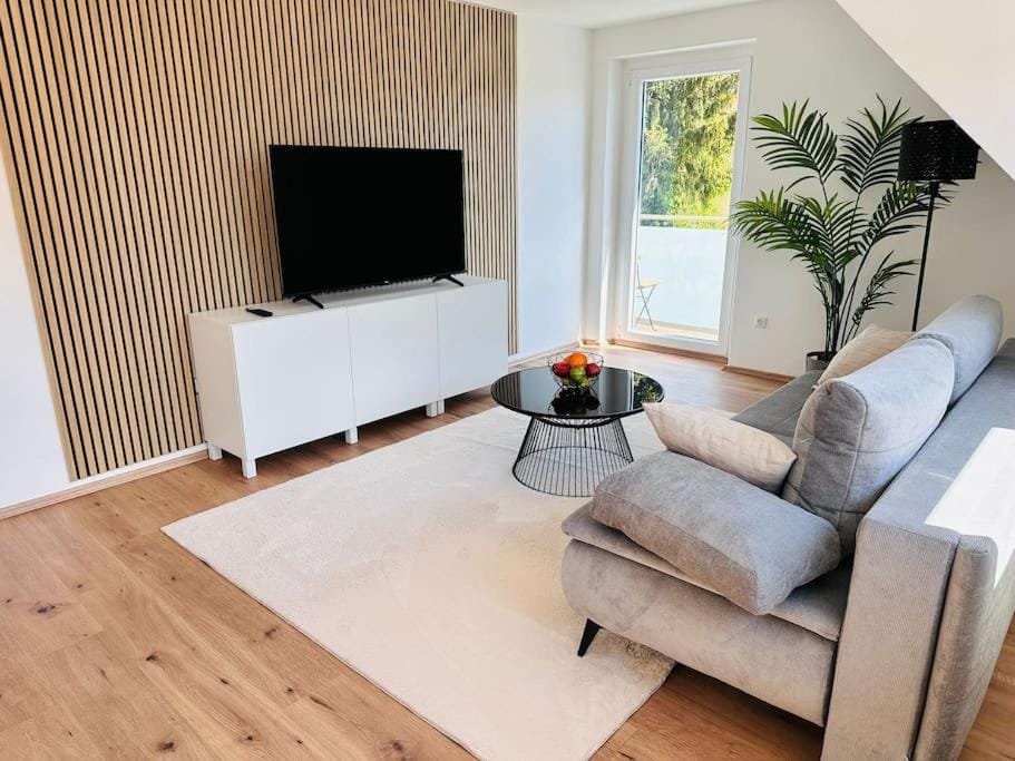 TV and multimedia, Living room, Seating area, Evening entertainment