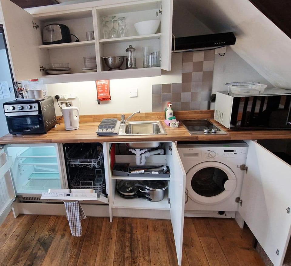 1st-floor 2-BR 2-Shower Room Patio & Parking Apartment in Norwich