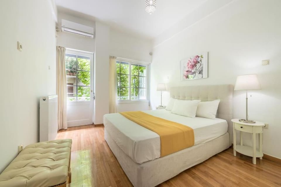 Victoria Wood Suite Apartment in Athens