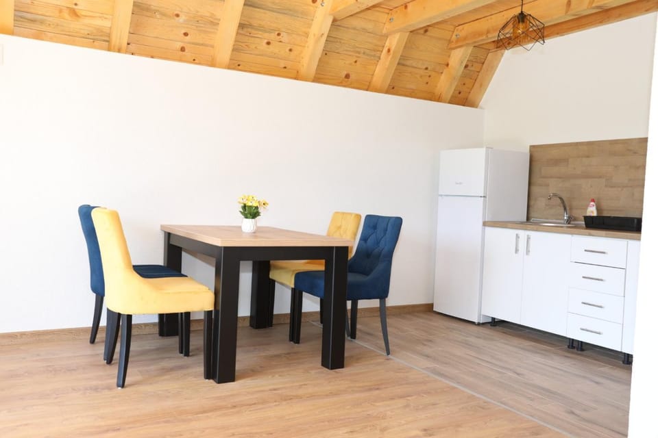 Kitchen or kitchenette, Dining area, minibar