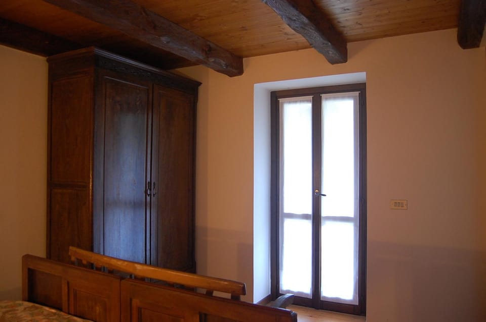 Photo of the whole room, Bedroom, wardrobe