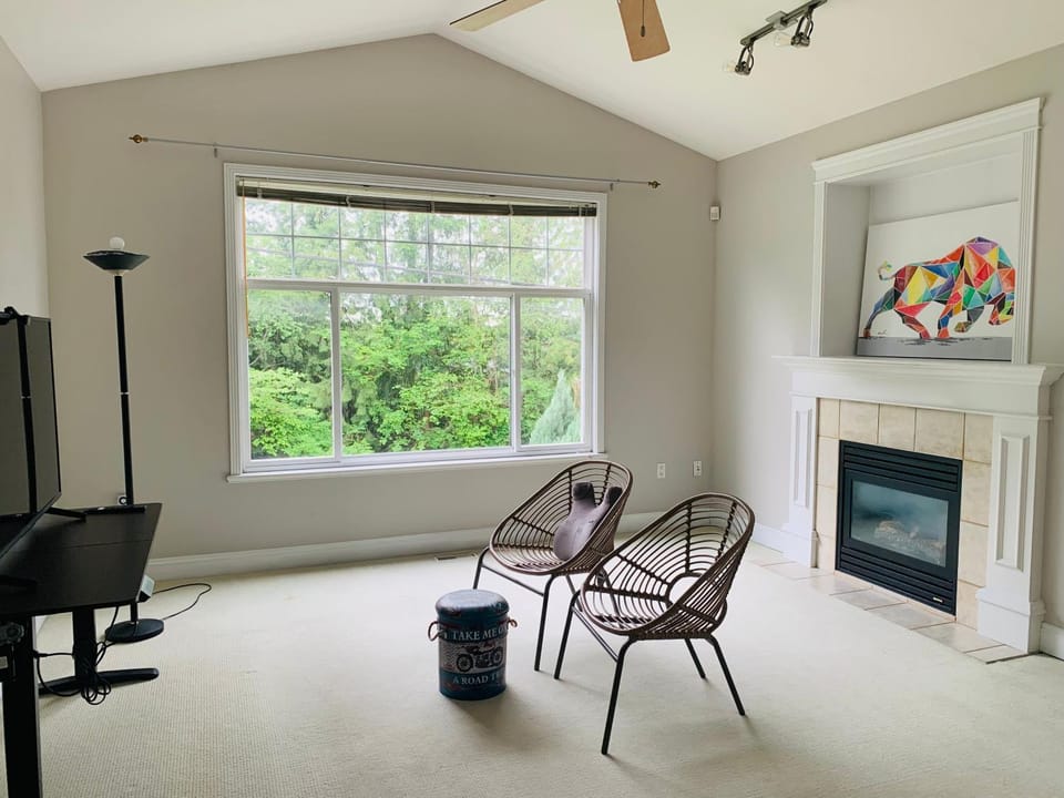 3 Bedrooms 1 Bath in SHARE HOUSE at Coquitlam Central Mall & skytrain Vacation rental in Port Coquitlam