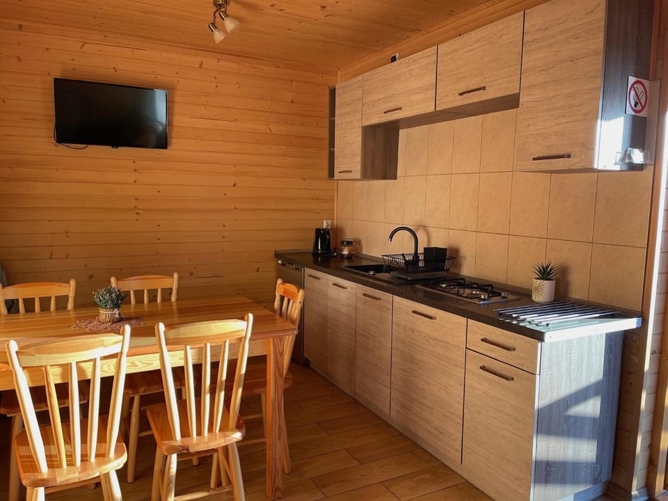 TV and multimedia, Kitchen or kitchenette, Dining area, stove