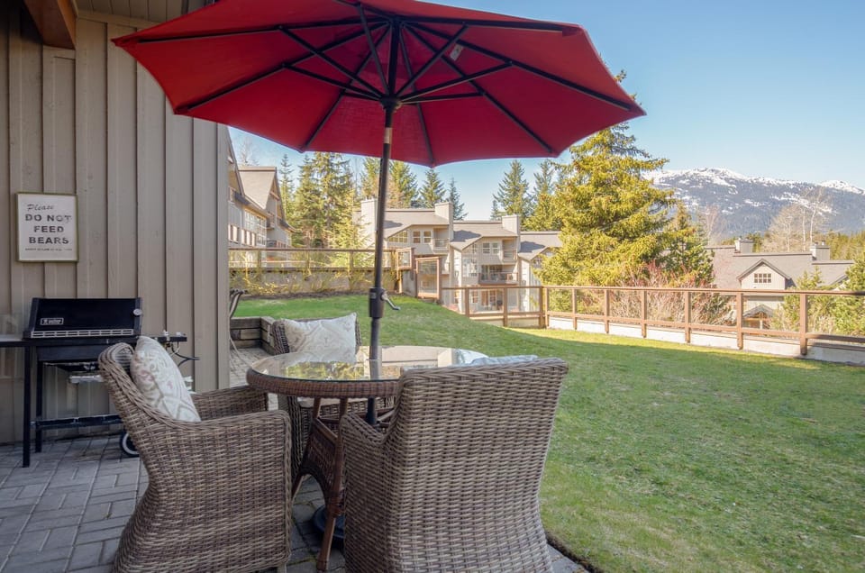 Property building, Patio, Spring, Day, Natural landscape, Garden, Dining area, Garden view, Mountain view