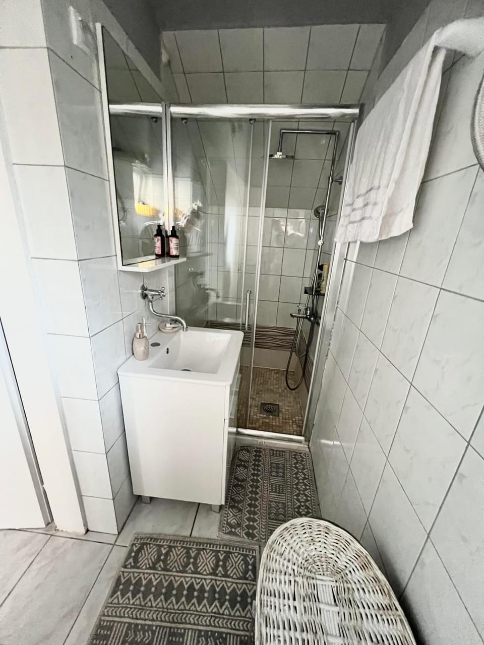 Shower, Toilet, towels