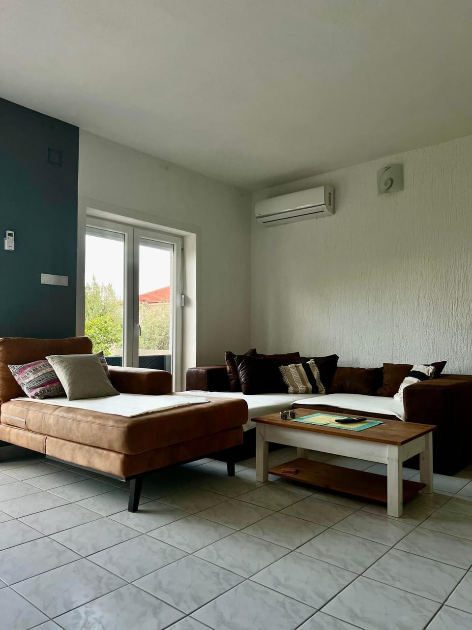 Bed, Living room, air conditioner