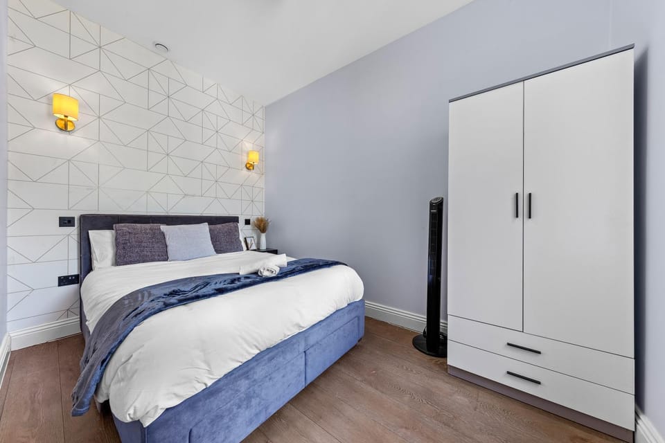 Bed, Photo of the whole room, Bedroom, wardrobe
