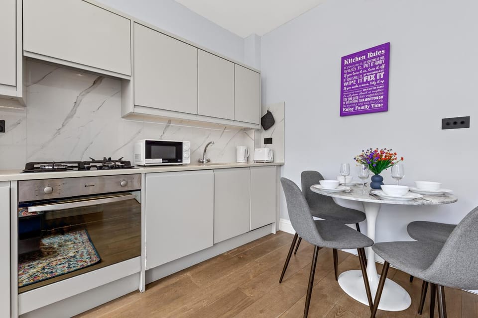 Kitchen or kitchenette, Dining area, stove