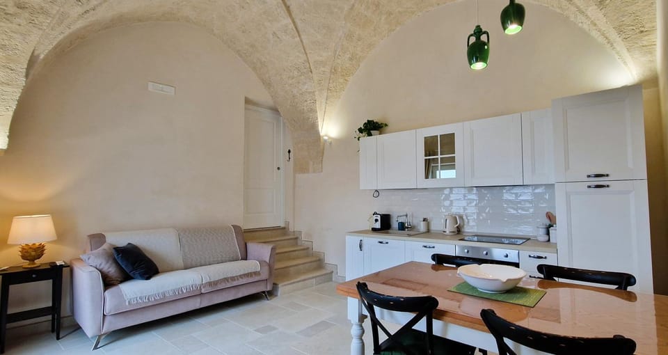 Kitchen or kitchenette, Living room, Seating area, Dining area, stove