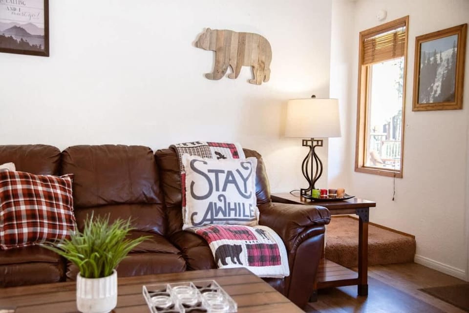 The Bear Cave Summit Unit B ! Game room & Hot tub Chalet in Big Bear