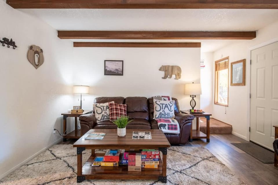 The Bear Cave Summit Unit B ! Game room & Hot tub Chalet in Big Bear