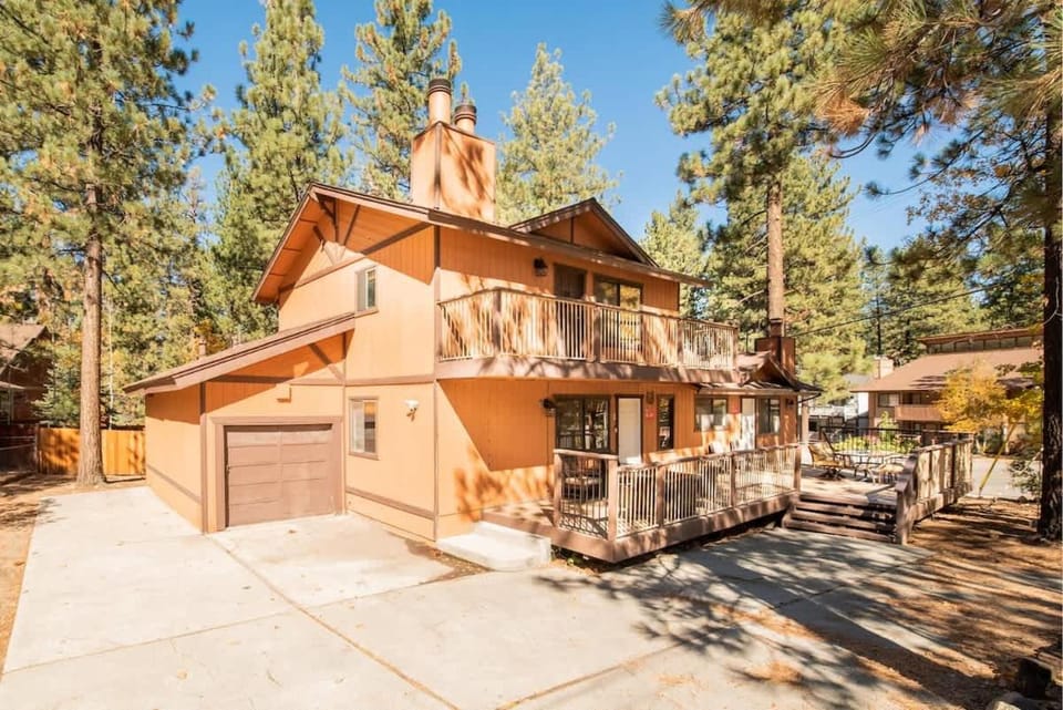 The Bear Cave Summit Unit B ! Game room & Hot tub Chalet in Big Bear