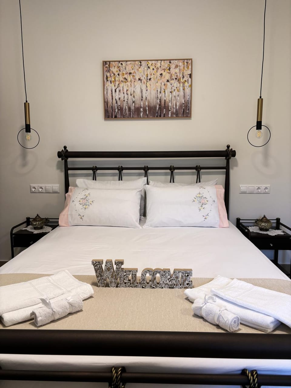 Bed, Photo of the whole room, Bedroom, towels