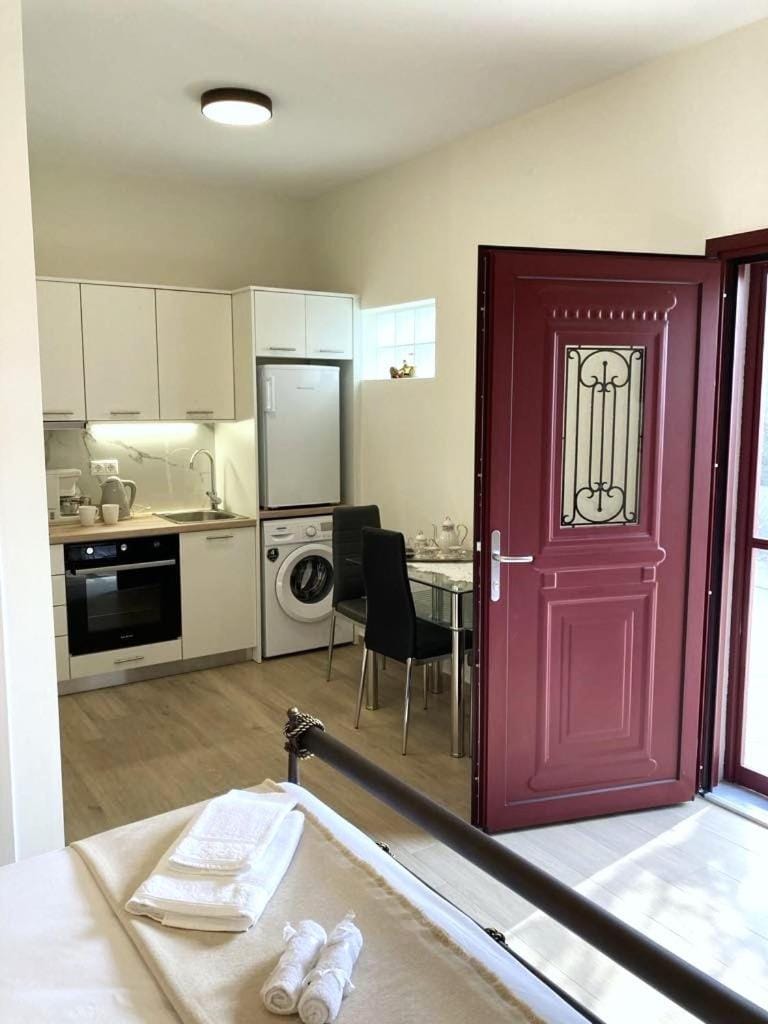 Kitchen or kitchenette, oven, stove, washing machine