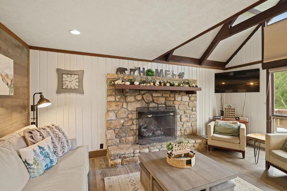 TV and multimedia, Living room, Seating area, fireplace