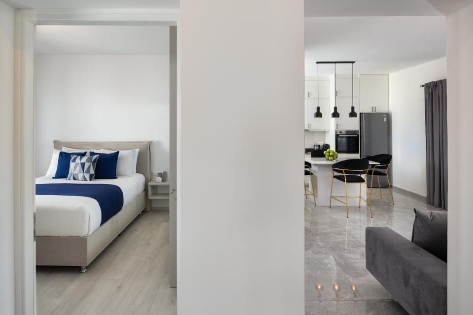 Bed, Kitchen or kitchenette, Living room, Seating area, Bedroom