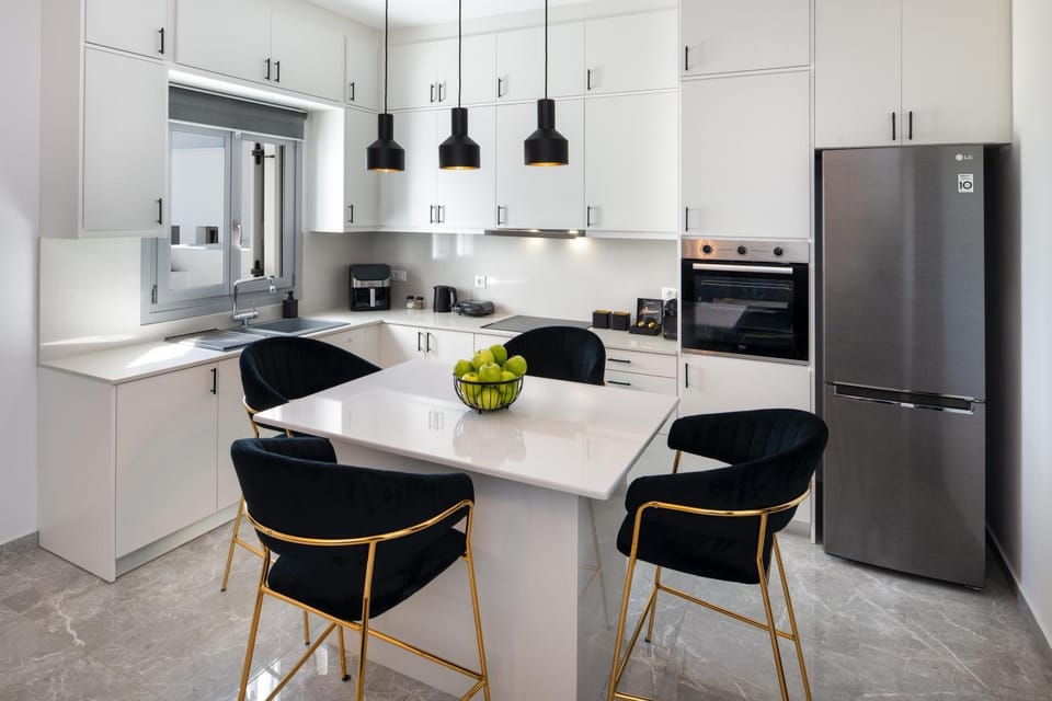 Kitchen or kitchenette, Living room, Dining area, minibar, oven