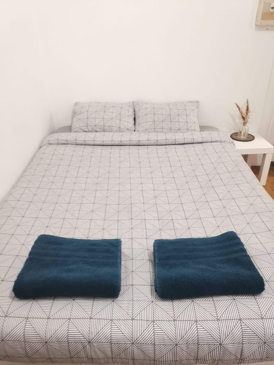 Bed, Photo of the whole room, Bedroom, towels