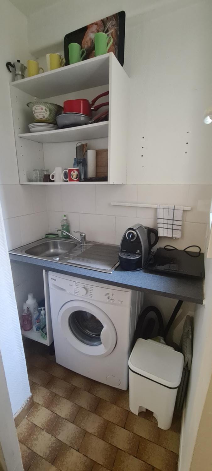 Kitchen or kitchenette, washing machine