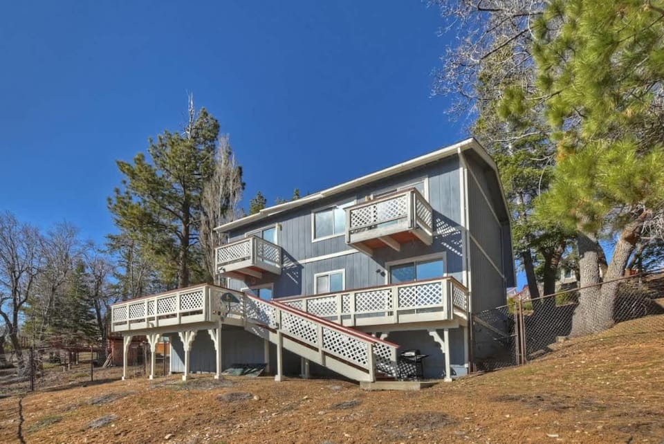 Bearfoot Den 0.9 Miles to Bear Mountain Ski Resort House in Big Bear