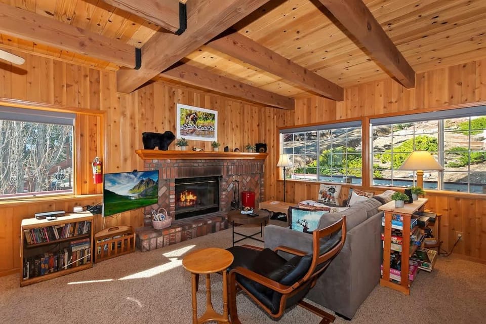 Bearfoot Den 0.9 Miles to Bear Mountain Ski Resort House in Big Bear