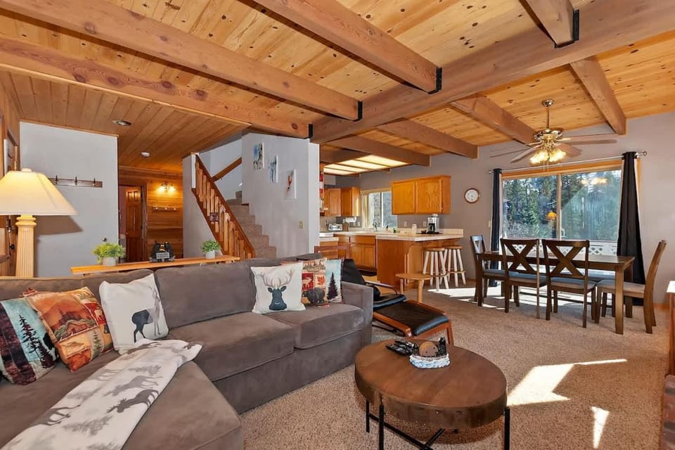 Bearfoot Den 0.9 Miles to Bear Mountain Ski Resort House in Big Bear