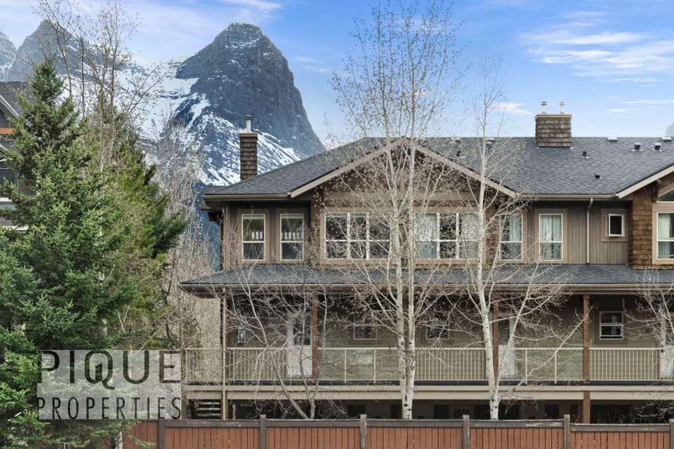Luxury Fire Mountain Lodge, Outdoor Hot Tub, Parking, Fast WiFi! Apartment in Canmore