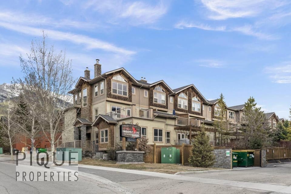 Luxury Fire Mountain Lodge, Outdoor Hot Tub, Parking, Fast WiFi! Apartment in Canmore