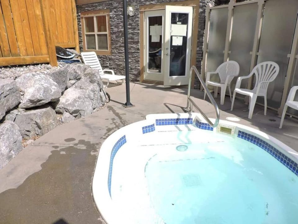 Luxury Fire Mountain Lodge, Outdoor Hot Tub, Parking, Fast WiFi! Apartment in Canmore