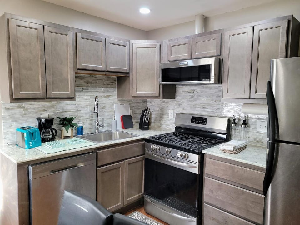 Coffee/tea facilities, Kitchen or kitchenette, dishwasher, oven, stove, toaster