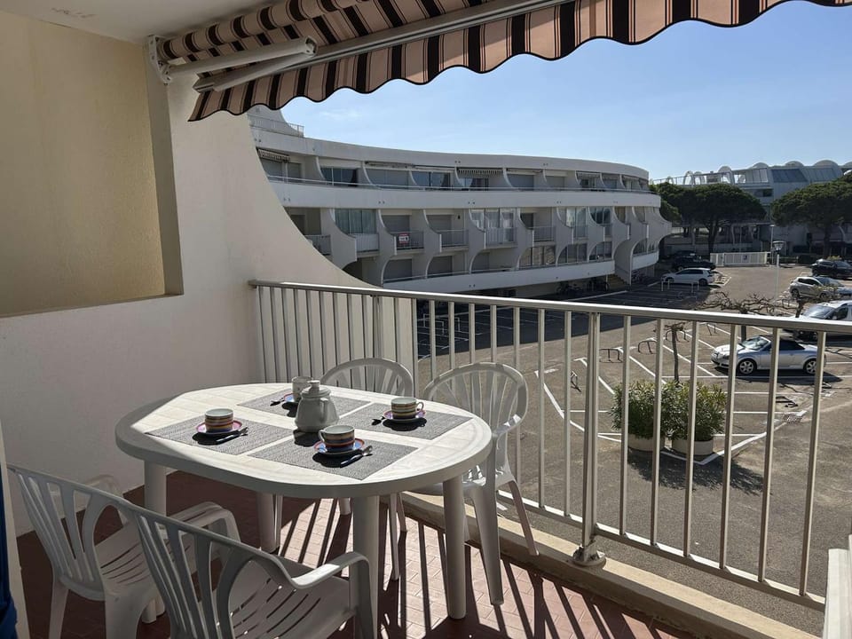 Appartement rénové, 4 couchages, proche plage et commerces, parking privé, Port Camargue - FR-1-250-44 Apartment in Le Grau-du-Roi