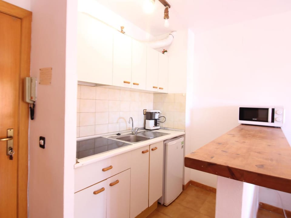 Apartamento céntrico con terraza y acceso cercano a la playa, bares y mercado en Empuriabrava - ES-228-181 Apartment in Alt Empordà